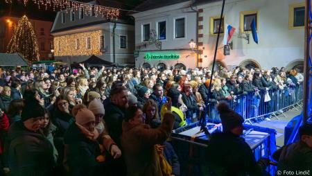 Včeraj je prvi koncert Pravljičnega Kamnik privabil število obiskovalcev (6)